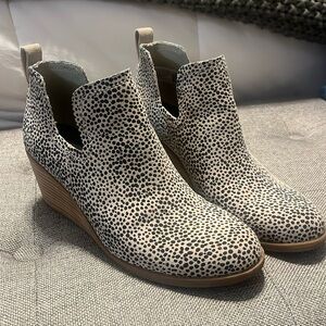 Tom’s size 7.5 barely worn.